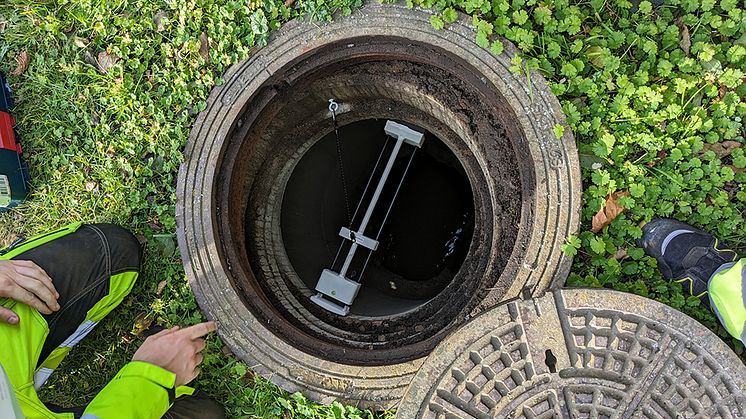 Turbinatorn monteras överst i en avloppsbrunn och kombinerar en kamera, en laserstråle och bildanalys baserad på en AI-algoritm för att mäta vattnets nivå och grumlighet. Foto: Olof Folkelind/IVL