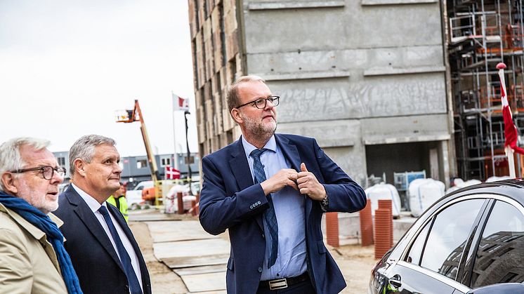 Fint besøg til rejsegilde på Ressourcerækkerne, hvor energi-, forsynings- og klimaminister Lars Chr. Lilleholt takkede Arkitektgruppen, NREP, og Lendager Group for at tage ansvar og leve op til regeringens visioner på klima- og miljøområdet.