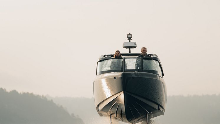 The Candela C-8 is a game-changer for electric boating, thanks to its cutting-edge hydrofoil technology, which allows the boat to fly on water, using only a fraction of the energy conventional boats need.