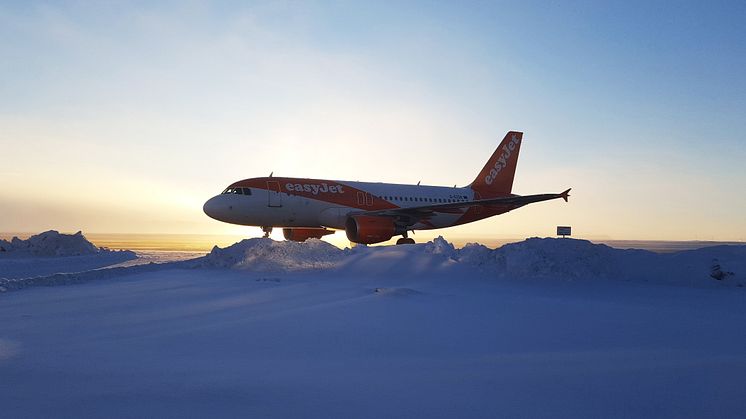 Flygplan i vinterlandskap och soluppgång på Åre Östersund Airport. Foto: Magnus Trense.