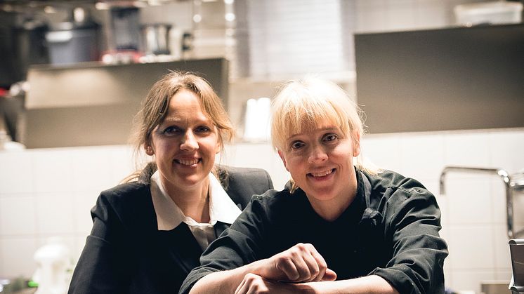 Carina och Ulrika Brydling dukade upp till en mycket uppskattad brunchbuffé på galoppbanan Bro Park i helgen. Foto: Elina Björklund/Svensk Galopp