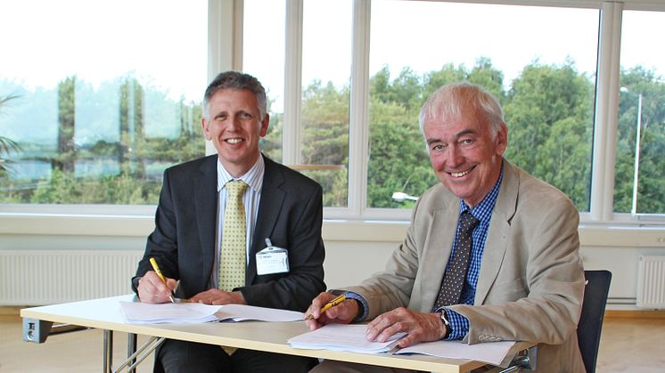 Avtalet undertecknades under ett besök på Hogia-gruppens huvudkontor i Stenungsund, av ISSG:s VD Robert Goldsmith och Hogias grundare och VD, Bert-Inge Hogsved.