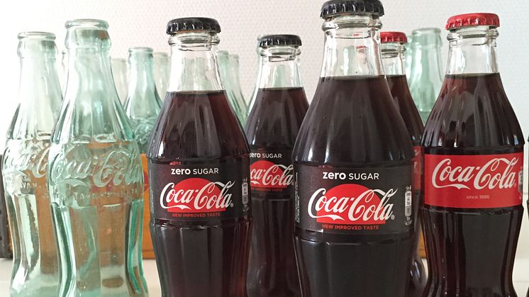 Coca-Colan uusi lasinen 250ml klassikkopullo muistuttaa Coca-Cola-pulloa, josta monet suomalaiset maistelivat juomaa ensimmäisen kerran Helsingin kesäolympiakisoissa. 