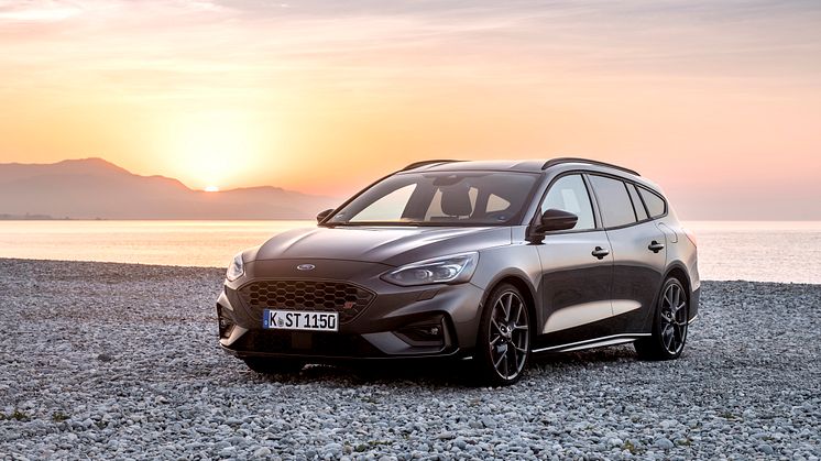FORD_2019_FOCUS_ST_Wagon_Magnetic_01