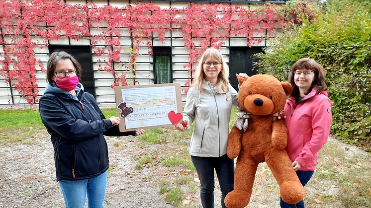 K erstin Stadler vom Kinderhospiz Bärenherz, Frau Popp und Frau Rogowski vom FinanzamtI, Leipzig bei der Spendenbergabe