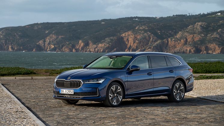 Plug-in-hybridbilen Škoda Superb Combi iV kan køre op til 133 km (WLTP) på en opladning. Ligesom Kodiaq iV koster den fra 449.995 kr. 