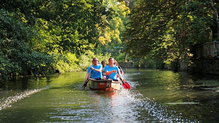 Sommertour von Martin Dulig: Bootsfahrt mit Jan Benzien entlang des Elstermühlgrabens  © Melina Gmeiner