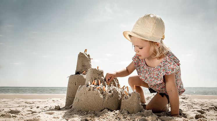 Det går snabbt att fimpa i sanden och vända ansiktet mot solen igen. Men din fimp hamnar i barnens sandslott, släpper ut miljögifter och ökar nedskräpningen.