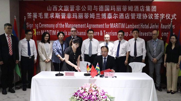 Feierliche Unterschriftenzeremonie, die zeitgleich in China, Deutschland und auf Mauritius stattfand: Die chinesische Jin Fei Investment Company kooperiert mit Maritim für ein neues Hotelprojekt auf Mauritius.