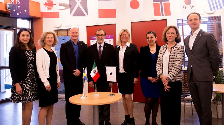 Mexicos ambassadör i Sverige, Gasca Agustín Pliego (i mitten) med Jönköping Universitys prorektor Mats Jägstam och representanter från Jönköping University, Mexikanska ambassaden och  konsulatet, och ProMéxico. 