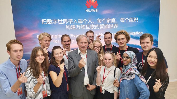 10 universitetsstudenter besökte Huawei i Kina