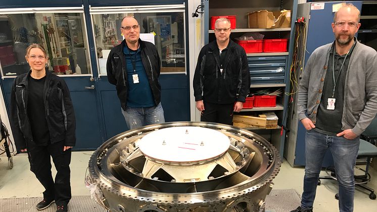 The delivered component together with part of the proud GKN Aerospace team