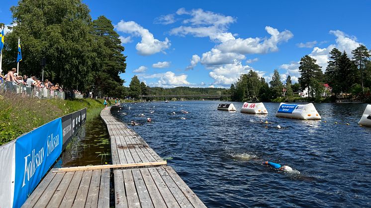 Vansbrosimningen genomfördes i strålande sol och cirka 18 grader i vattnet. 