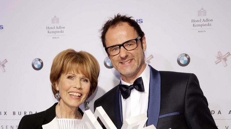 Christa Maar und Moderator Vince Ebert beim Felix Burda Award 2015