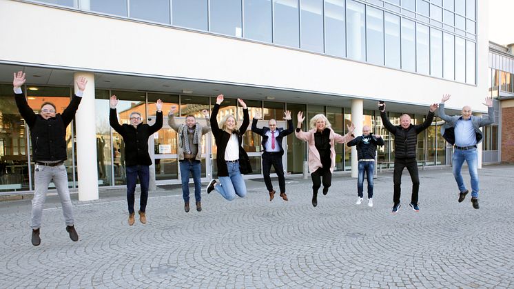 Tillsammans med Studentkåren vid Högskolan Väst, Trollhättans Stad, fastighetsägare Kraftstaden och bostadsbolaget Eidar utvecklar vi campus. Byggstart i höst för ny huvudentré, inomhustorg och restaurang. 