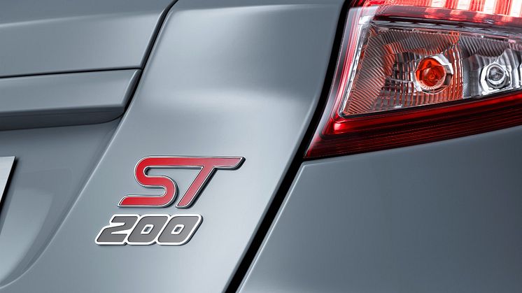 Genfben a Ford bemutatja az új, 200 lóerős Fiesta ST200 modellt; az új Kuga mellett a Ford GT közúti- és versenyváltozata is látható