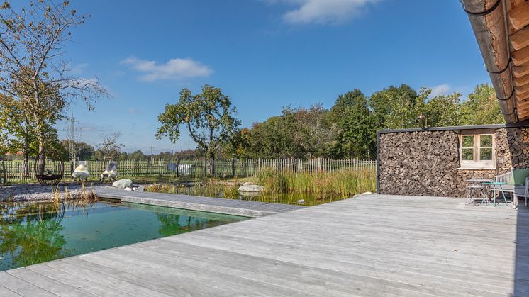 Natur pur: Schwimmdeck aus Kebony