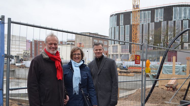 Die StadtführerInnen freuen sich u.a. auf die neue Wasserachse Kleiner Kiel Kanal v.li.: Uwe Trautsch, Manuela Junghölter, Jens-Olaf Beismann