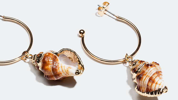 Natural seashells with gold colored edges for a relaxed yet fashionable look.