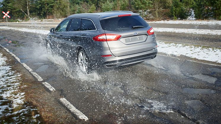 Kátyú teszt a Ford lommeli tesztpályáján