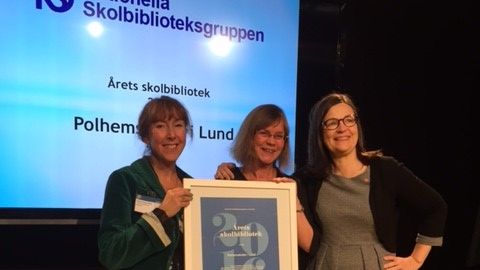 Polhemskolans skolbibliotikarier, från vänster Lotta Bask Davidson och Petra Romberg med Anna Ekström gymnasie- och kunskapslyftsminister