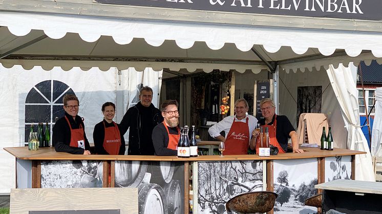 Mustmästare och cidermakare i ciderbar på Kiviks Musteri