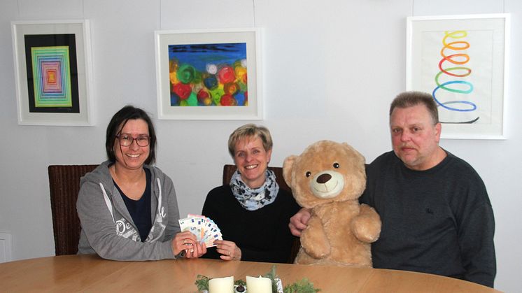 Kerstin Stadler vom Kinderhospiz mit Bernd Kleinhempel und Steffi Donath vom Anglerverein Leipzig-Nord