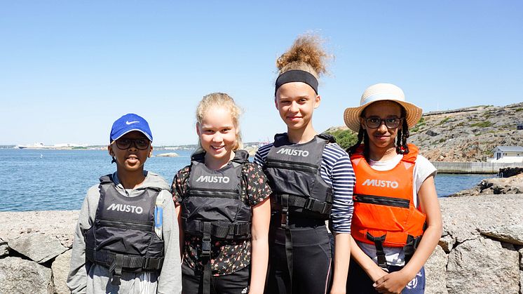 Nabil Ali, Martina Keita, Juliette Keita och Mona Ali njuter av solen och havet under seglingslägret.