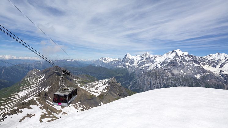 Aussicht vom Schilthorn auf das UNESCO Weltnaturerbe mit Eiger, Mönch und Jungfrau und mehr als 200 weiteren Berggipfeln 