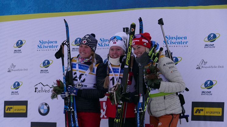 Karoline Erdal (Førde IL) vant dagens sprint for kvinner på IBU Cup Sjusjøen. Amerikanske Kelsey Joan Dickinson fikk andreplass (t.v) og tyske Maren Hammerschmidt gikk inn som nummer tre (t.h). Foto: Harri Luchsinger / Norges Skiskytterforbund