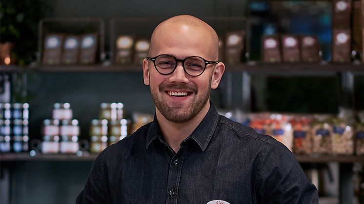 Daniel Duse, matutvecklingsansvarig på Sabis, i den nya "hybriden mellan butik och restaurang"