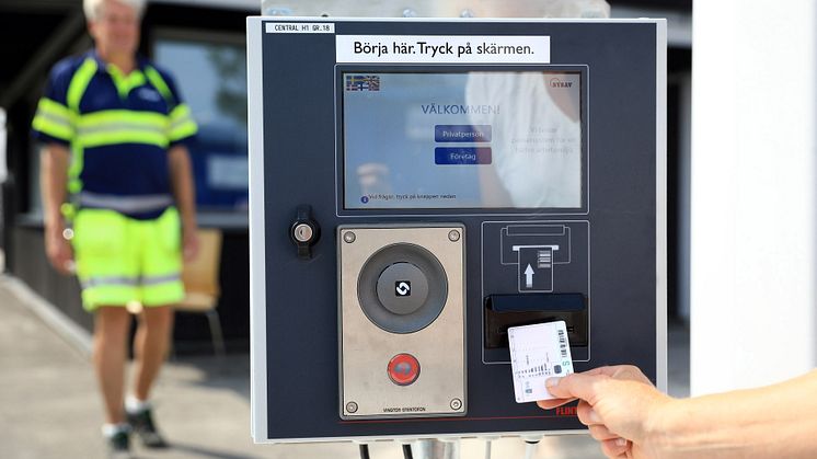 Från och med 4 december kör privatpersoner in på återvinningscentralen med körkort och företag kör in med kundkort. Privatpersoner som saknar svenskt körkort kan beställa kundkort för privatpersoner.