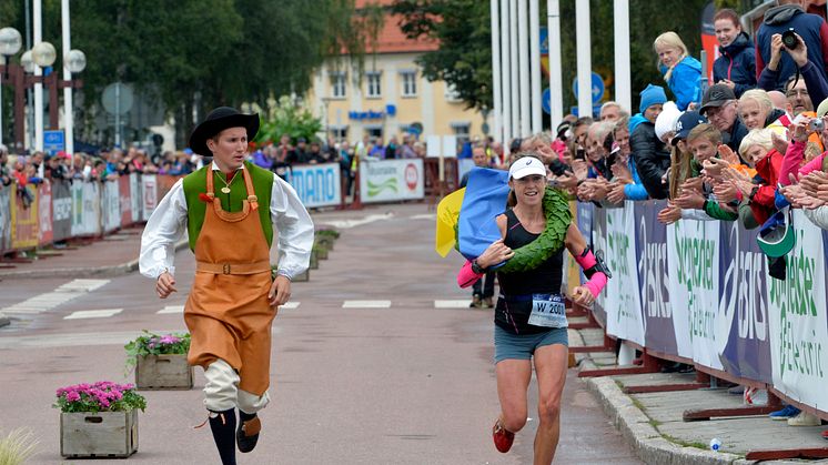 Holly Rush vann/won UltraVasan 2014 90 K. (Kransmas Daniel Svensson.)