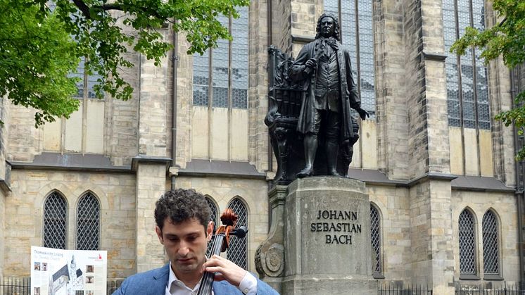 Dale Henderson mit seinem Cello vor der Thomaskirche in seinem Element