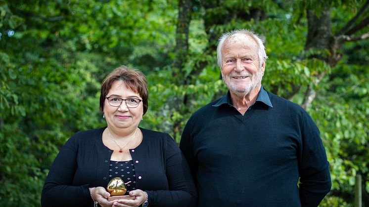 Larisa Gustavsson med priset Guldäpplet i handen, utdelat av Uno Levinsson, styrelseordförande på Kiviks Musteri. Foto: Isabelle Haglund-Wigh.