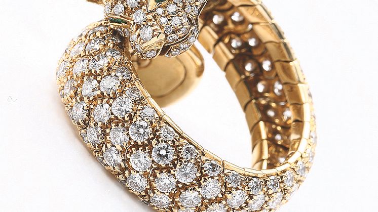 Smaragd- og diamantring af 18 kt. guld "Panthère" prydet med to dråbeformede facetslebne smaragder og talrige brillantslebne diamanter på i alt ca. 4.50 ct. Fleksibel. Signeret. Ca. str. 55. Vurdering: 150.000 kr.