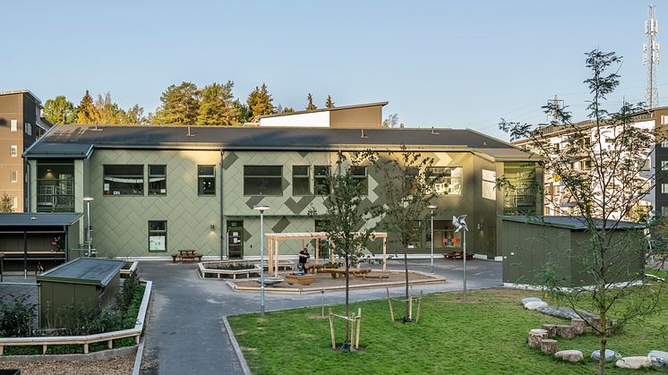 Förskolan Sandslottet i Sköndal har en fasad med obrännbar fibercement Cembrit Solid