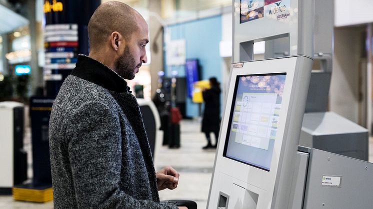 Resenär vid incheckningsmaskin på Göteborg Landvetter Airport. Foto Svante Örnberg.