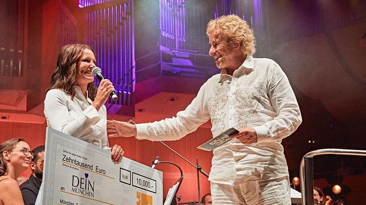 Thomas Gottschalk überreicht im Namen von TELE 5  einen Spendenscheck in Höhe von 10.000,-€  an die gemeinnützige Organisation DEIN MÜNCHEN beim Konzert der FILMFONIKER in der Philharmonie (Foto: Gert Krautbauer für TELE 5)