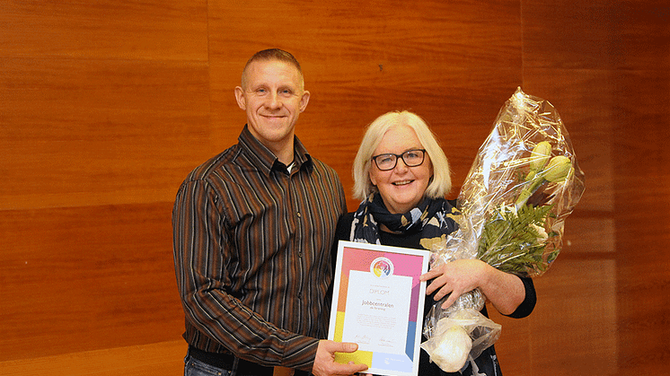 Jobbcentralens Andrej Spiridonov och Britt Hällerstrand gläds över mångfsaldsdiplomeringen.   Foto: Ann-Sofie Boman