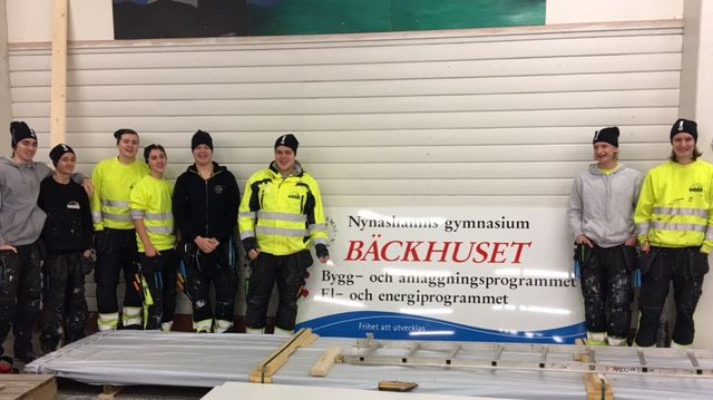 Idag är Mapei på Nynäshamns gymnasium Bäckhuset och utbildar eleverna i hur man monterar vårt tätskiktssystem Mapeguard WP90.