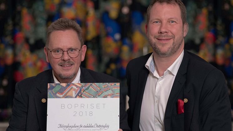Lars Hansson och Jonas Hansson, ordförande respektive vd i Helsingborgshem, vid utdelningen på torsdagen av Bopriset 2018 på Brunkebergstorg i Stockholm City. Bild: Erik Normark, Boinstitutet
