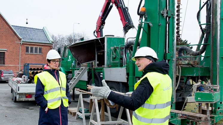 Provborrningen inför en eventuell avloppstunnel i december 2016. Carina Svensson, förbundsstyrelsens ordförande, och Ulf Nyberg, VA SYD möter media.