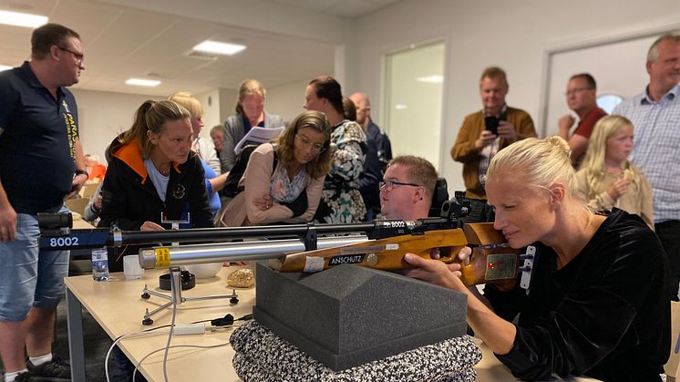 Två OS-guldmedaljörer sida vid sida. Carolina Klüft provar sportskytte och får instruktioner från Philip Jönsson. Foto: Jonna Ahlander