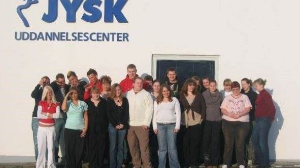 Tidligere elever ude foran JYSK Academy i Strandby.