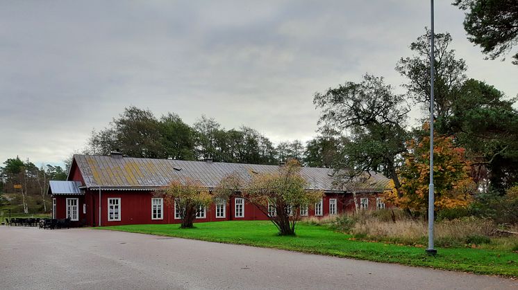 ARE vastaa yhdessä Metsähallituksen kanssa koko Örön saaren teknisestä ylläpidosta. Kuvassa Örön Kasarmihotelli (kuva: Metsähallitus).