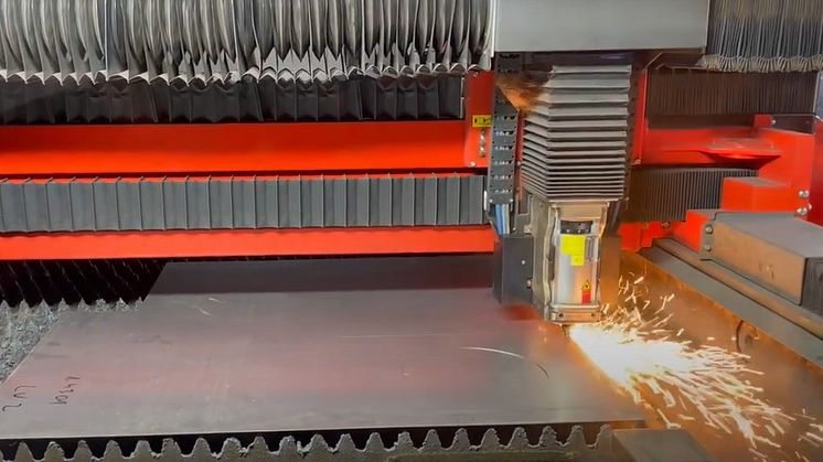 Precise laser cutting in action: Lasers can cut sheet thicknesses up to 25 mm precisely and in complex shapes. (© Surplex).