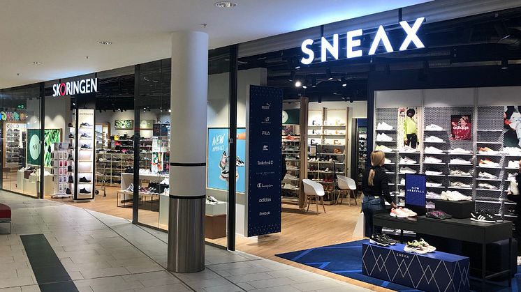 SNEAX Store er Skoringens svar på nutidens Sneakers fashion Store. SNEAX Stores integreres sammen med eksisterende Skoringen-butikker som en stor shop-in-shop med sin helt egen identitet og udtryk, og flere med egen indgang.