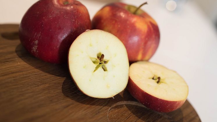 Elise – ett smakrikt svenskt äpple som nu kan köpas året runt. 
