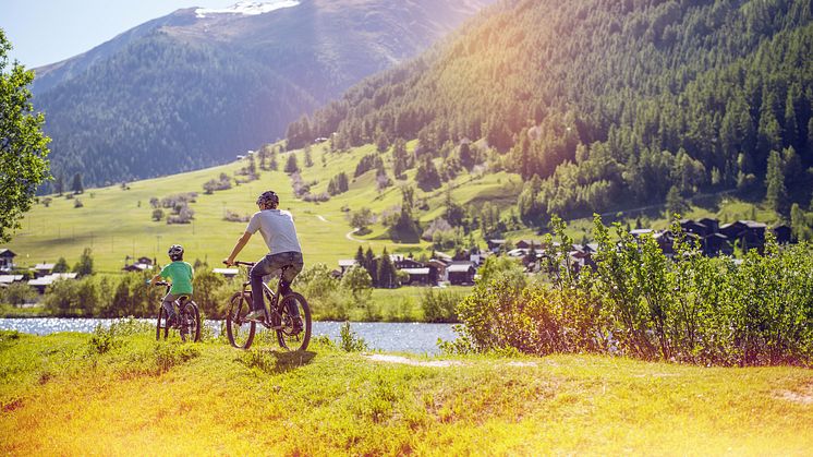 Familie mit dem Rad unterwegs auf der Route du Rhône im Goms